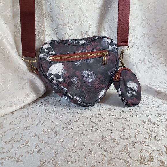 Heart shape Scull & Roses Crossbody bag & Change purse. Adjustable strap - Picture 1 of 13